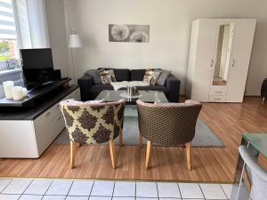 sala de estar con sofá, mesa y sillas en Treffpunkt Gehrden, en Jork