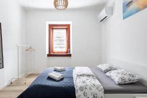 Voodi või voodid majutusasutuse Bled Castle Street Apartments toas