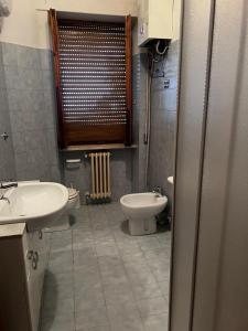 Bathroom sa Appartmento Montemonaco centro- Holiday Flat in central location