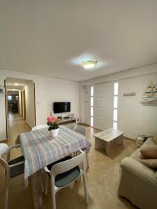 A television and/or entertainment centre at Apartamento cerca del mar