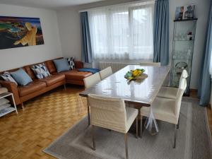 een eettafel en stoelen in de woonkamer bij Panorama in Escholzmatt