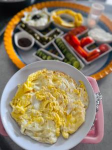 um prato de omelete numa mesa com um prato de comida em חאן נחל חווה Han Nahal Hava em Mitzpe Ramon