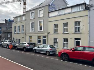 un grupo de coches estacionados frente a un edificio en Cork city En-suite Single room, en Cork