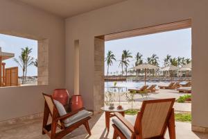 サラーラにあるThe Club by Fanarのプールと海の景色を望む客室です。