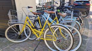 un gruppo di biciclette parcheggiate accanto a un edificio di Het Huis Met De Groene Deur ad Amsterdam