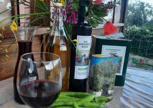 - une table avec un verre de vin et quelques bouteilles dans l'établissement Paradise Agricamp, à Roccastrada