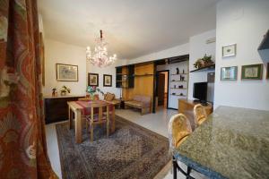 een woonkamer met een tafel en een eetkamer bij Suite Leone in Martina Franca