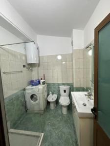 y baño con aseo y lavamanos. en 1bedroom holiday apartment with amazing view Golem,Durres en Golem