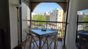 balcone con tavolo, sedie e finestra di 105 - T2 Lake - 5 pers - Proche mer a Mauguio
