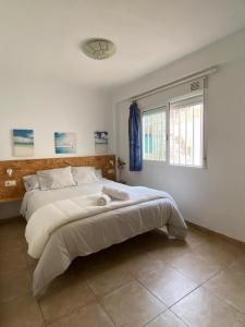 A bed or beds in a room at Apartamento cerca del mar
