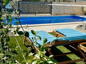 Bazén v ubytování Boutique La Perla with private pool nebo v jeho okolí