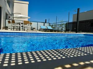 Bazén v ubytování Boutique La Perla with private pool nebo v jeho okolí