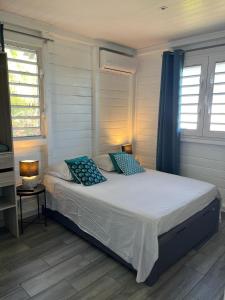 Tempat tidur dalam kamar di Ti Kaz Karaib