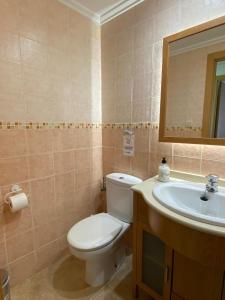 A bathroom at Apartamento cerca del mar