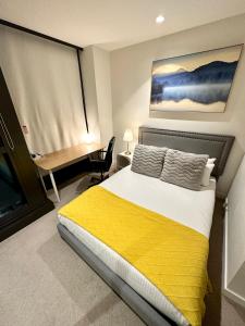 Tempat tidur dalam kamar di Central Prime Luxury near Melbourne Central