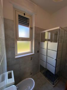 A bathroom at Villa Laurus Még 28 kép
