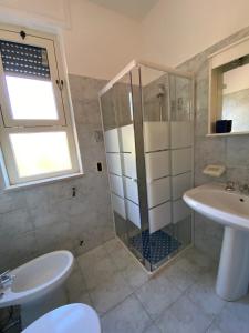 A bathroom at Villa Laurus