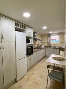 A kitchen or kitchenette at Apartamento cerca del mar