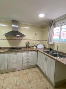 A kitchen or kitchenette at Apartamento cerca del mar