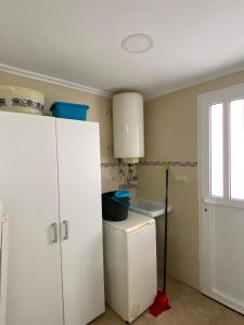 A kitchen or kitchenette at Apartamento cerca del mar