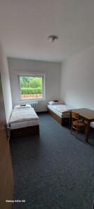 um quarto com duas camas e uma janela em TJ Baník Ostrava em Ostrava