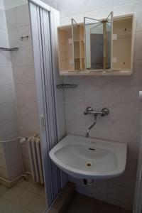 uma casa de banho com um lavatório branco e um espelho. em TJ Baník Ostrava em Ostrava