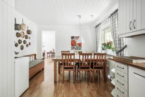 een keuken en eetkamer met een tafel en stoelen bij Hagavägen 5 in Grebbestad