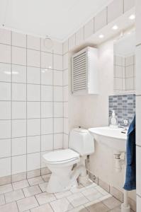 biała łazienka z toaletą i umywalką w obiekcie Hagavägen 5 w mieście Grebbestad