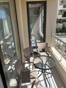 un balcon avec des tables et des chaises sur un immeuble dans l'établissement Apartment Veljko Becici, à Becici