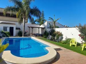 uma piscina no quintal de uma casa em Villa Lolera em Chiclana de la Frontera