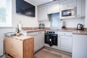 Køkken eller tekøkken på Dolphin - 2 Bedroom Apartment - Saundersfoot + 22 billeder