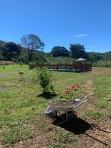 Zahrada ubytování Chalé Topázio no Recanto Diamantina entre Palmeiras e Capão