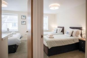 En eller flere senge i et værelse på Dolphin - 2 Bedroom Apartment - Saundersfoot