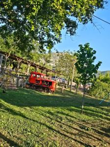 un camión rojo está estacionado en un campo en VILA DISHA en Tirana