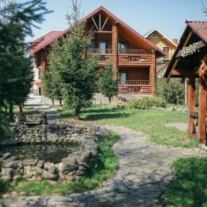 a log house with a stone path in front of it at ПАННА КАТЕРИНА in Solochyn
