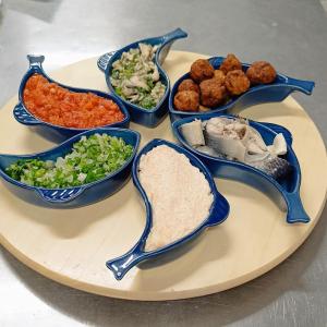 un plato con cuatro tazones de comida en una mesa en Pensiunea La Sorin, en Murighiol