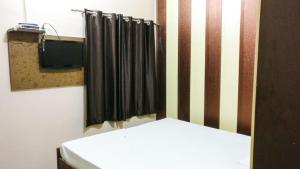 Katil atau katil-katil dalam bilik di Goroomgo Sangam Palace Guest house Mathura - Prime Location