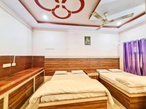 Tempat tidur dalam kamar di Goroomgo Sangam Palace Guest house Mathura - Prime Location