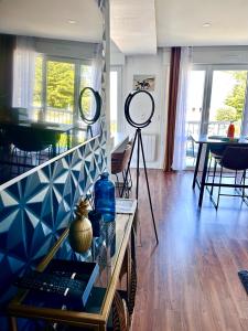 Habitación con mesa y espejo. en Le LUXE & votre VUE MER à Ouistreham Riva Bella en Ouistreham