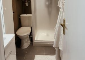 Koupelna v ubytování Studio Etoile Carnot au cœur de la vieille ville