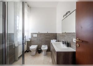 un bagno con lavandino, WC e specchio di MADE in BO a Bologna Altre 25 foto