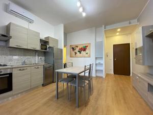 una cucina con un tavolo e sedie in una stanza di Casetta di Renata a Lido di Ostia