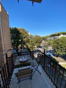 balcone con tavolo e panca di Casetta di Renata a Lido di Ostia
