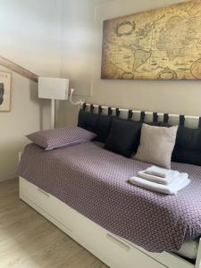 - une chambre avec un lit et une carte murale dans l'établissement La Perla del Centro, à Bologne