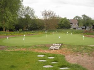 widok na pole golfowe z zielonym w obiekcie Le Paradis d'Henri w mieście Hannut