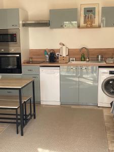 Chez Catherine的厨房或小厨房