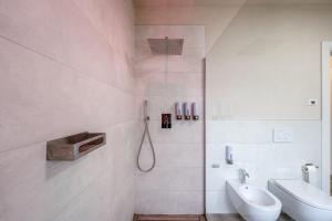 uma casa de banho com 2 lavatórios e um chuveiro em Nuovo appartamento a Salò em Salò
