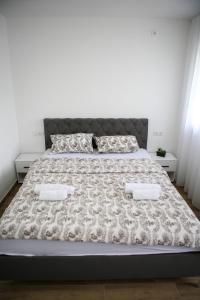 - une chambre avec un grand lit et 2 oreillers dans l'établissement Apartments and Rooms La Vida, à Konjic