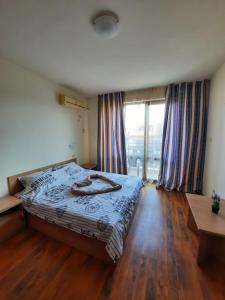 Ένα ή περισσότερα κρεβάτια σε δωμάτιο στο Апатаменти за гости Sunshine и Glory +38 φωτογραφίες