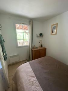 a bedroom with a bed and a window at Appartement Biscarrosse lac-golf in Biscarrosse +19 photos